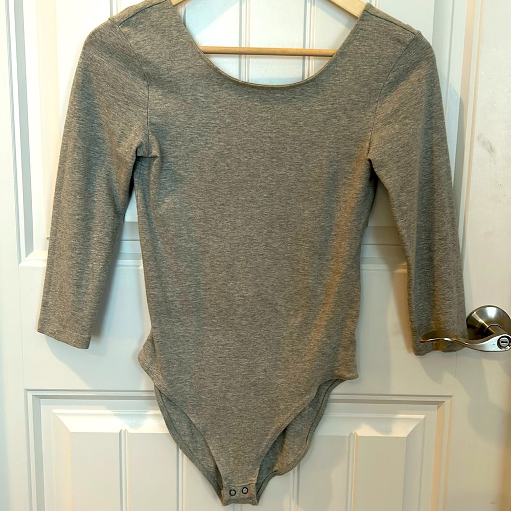 Great GAP bodysuit with a lower rounded back. Cute 3/4 sleeves. Gray, size XS